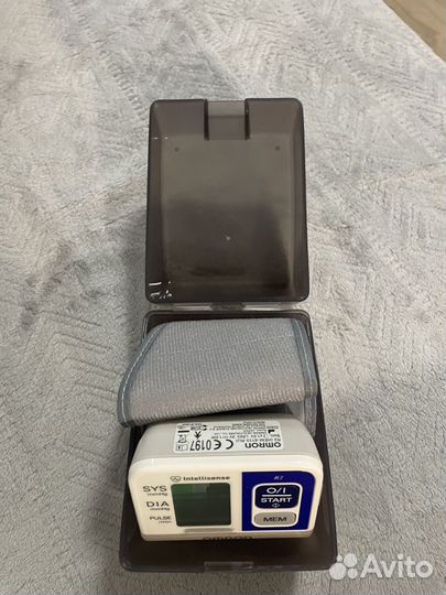 Тонометр на запястье omron