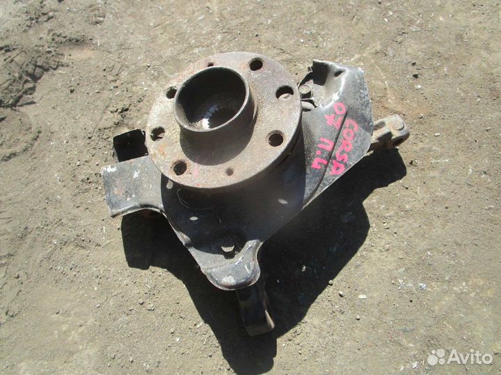 Кулак левый Opel Corsa D