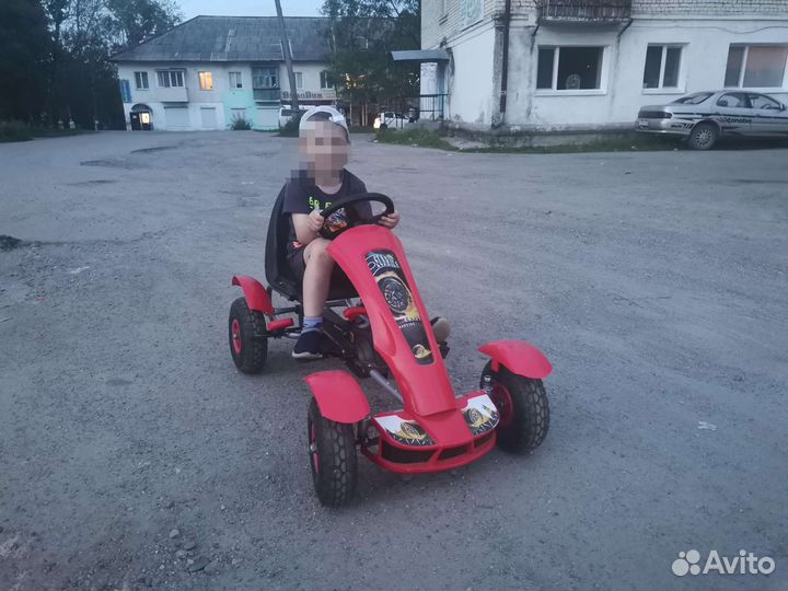 Машина на педалях