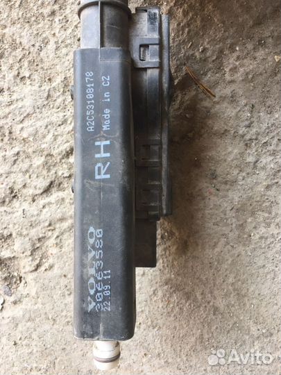 Форсунка омывателя фары volvo S80