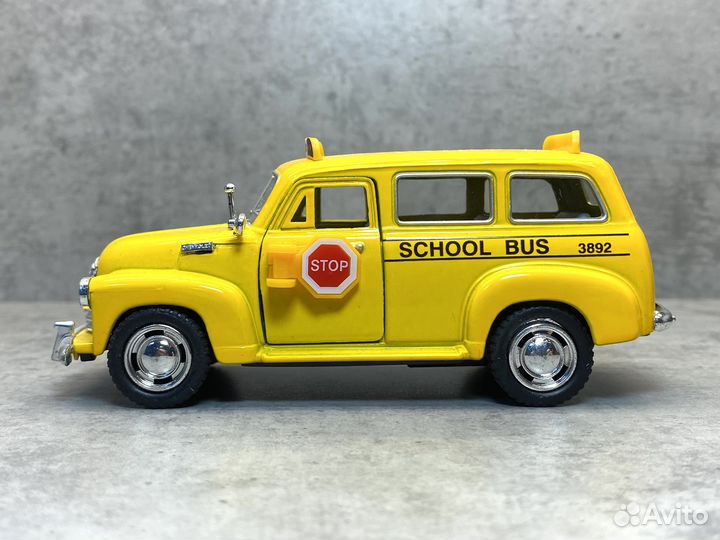 Модель Chevrolet Suburban taxi 1950 1:36 Kinsmart