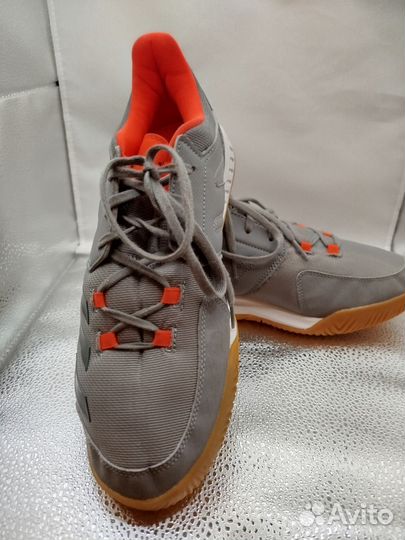 Кроссовки adidas essence