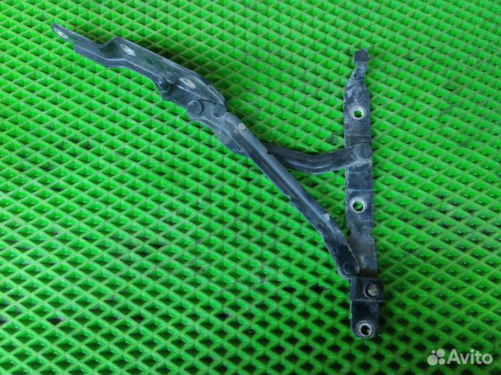 Петля крышки богажника volvo s40 1