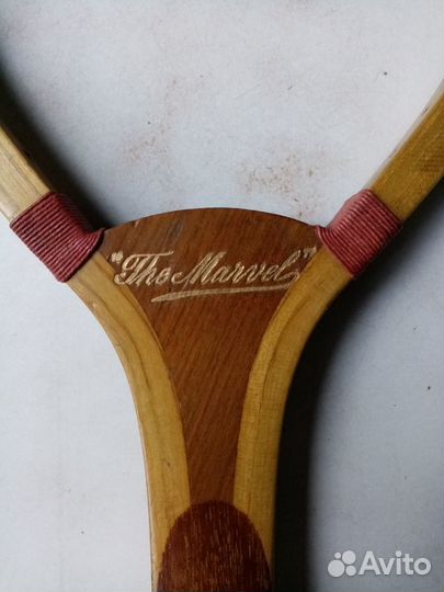 Старинная теннисная ракетка 