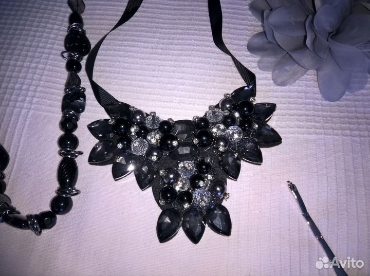 Колье, брошь, браслеты