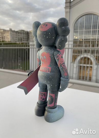 Фигурка Kaws. Она же Кавс, расписанная вручную