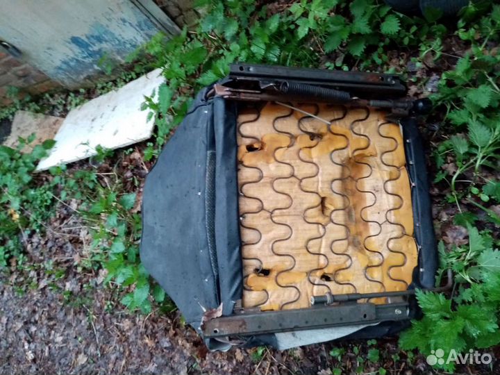 Сидения ваз 2107 3 штуки передние