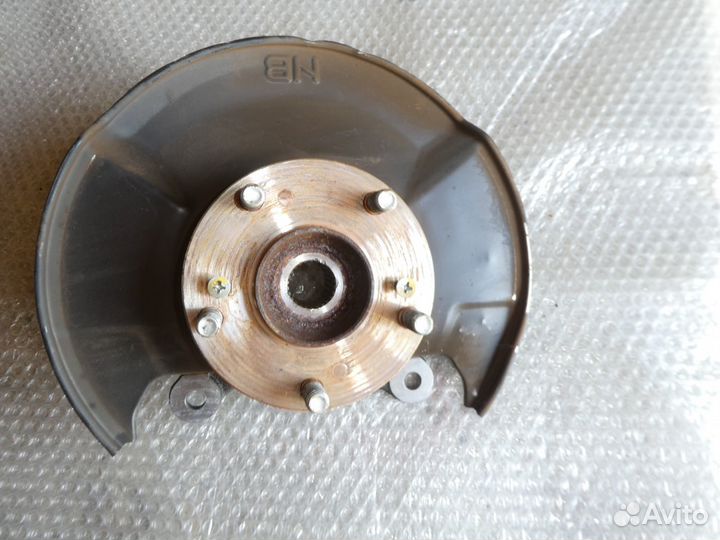 Кулак передний левый Honda Civic 4D 1.8 L