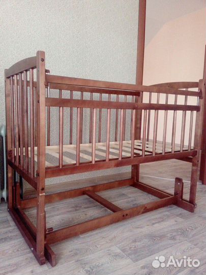 Детская кровать с маятником