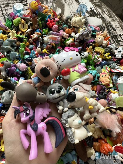 Игрушки из «Киндер сюрприз» пакетом 5 кг