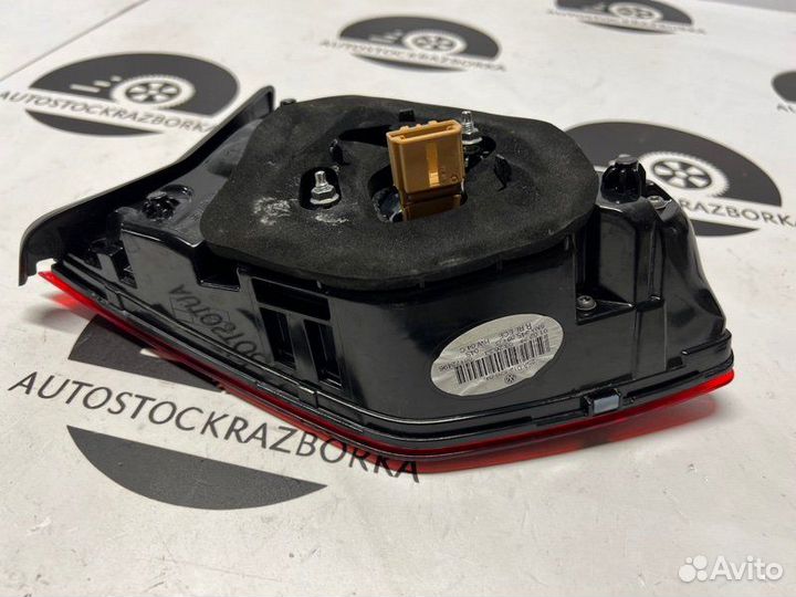 Фонарь в крышку багажника задний правый Volkswagen