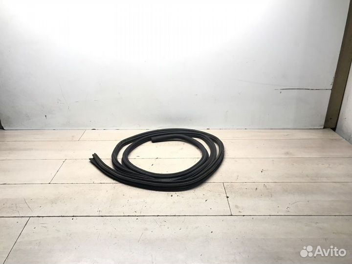 Уплотнительная резинка передняя Mercedes Vito W638