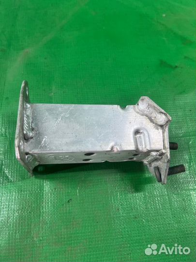 Крепление жесткости бампера левое Toyota Prius