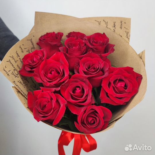 11 Красных роз в крафте