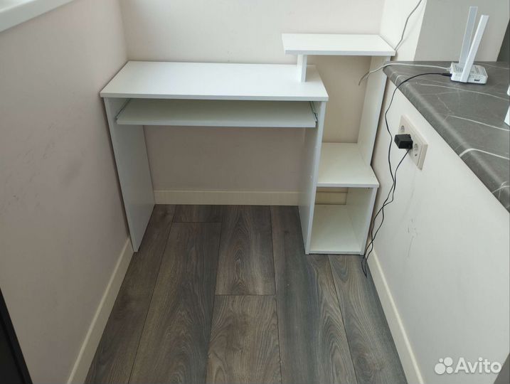 Компьютерный стол белый