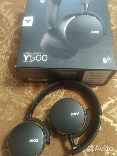 AKG Y500