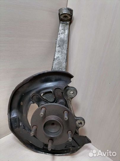 Кулак передний левый Lexus IS