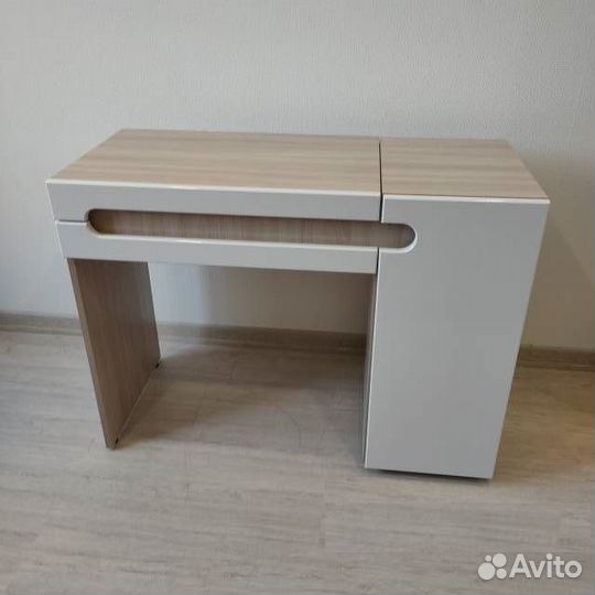 Комфортный туалетный стол с откидной крышкой