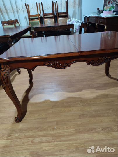 Стол и стулья