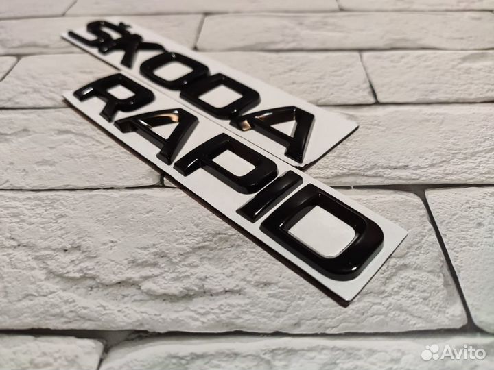 Шильдики Skoda Rapid на багажник черный глянец