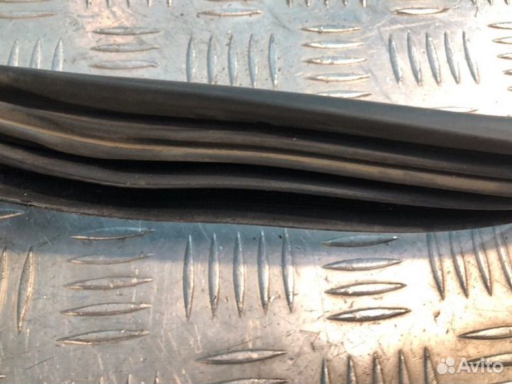 Уплотнитель двери задний левый Renault Logan 1