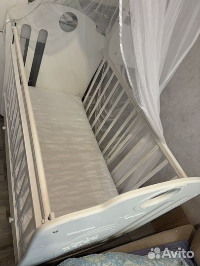 Детская кроватка с маятником и ящиком