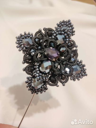 Украшение-брошь ручной работы, в технике фриволите