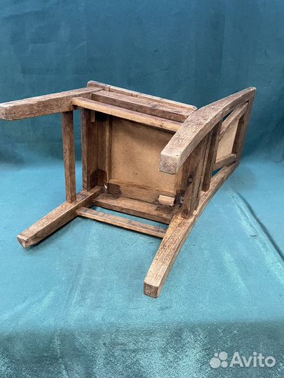 Старинный детский стул из дерева