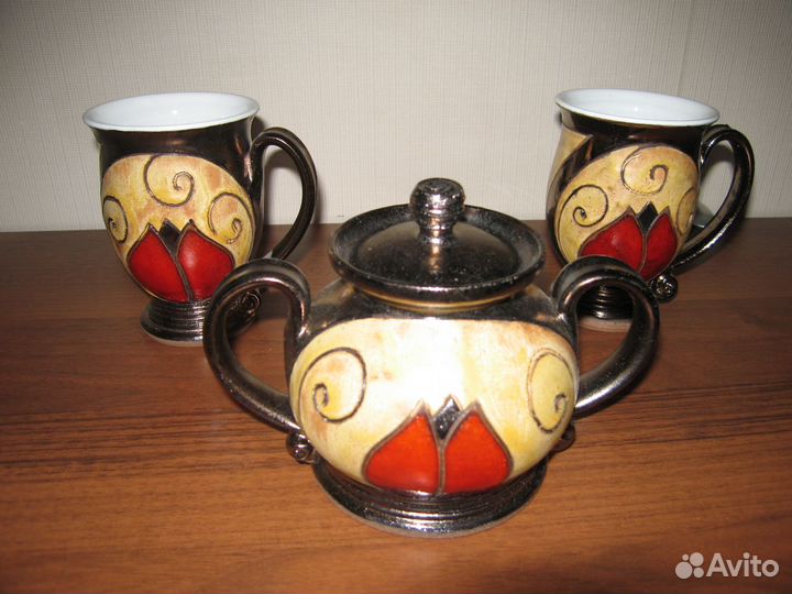 Два бокала и сахарница