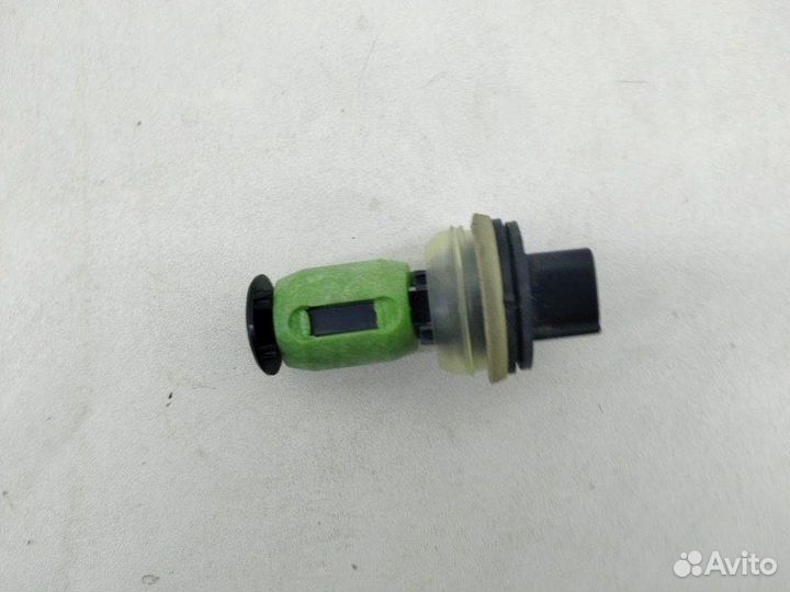 Датчик уровня бачка омывателя Toyota Camry V70 V75