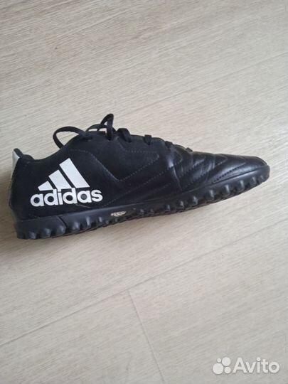 Футбольные бутсы adidas