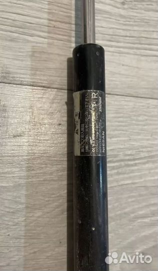 Амортизатор багажника правый Nissan liberty