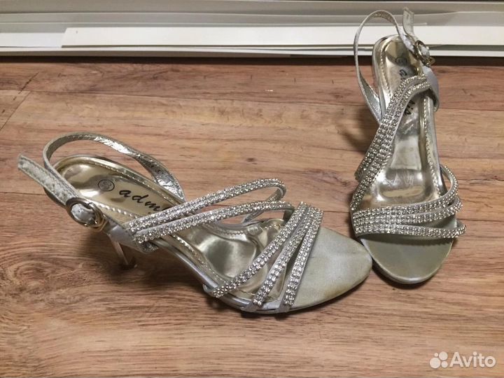 Босоножки со стразами на каблуке