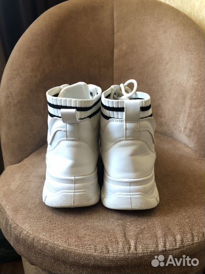 Ботинки белые, зимние