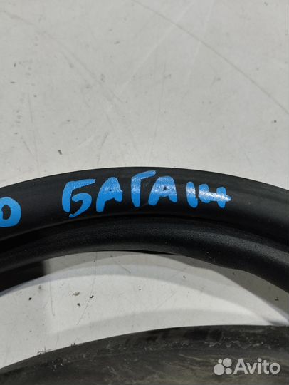 Уплотнитель двери багажника (Volvo V90 II)