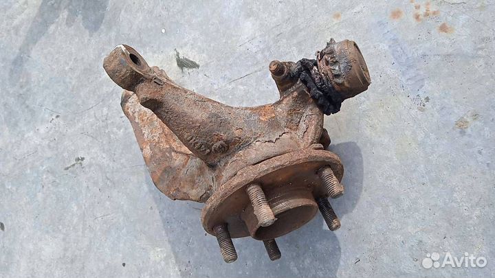 Кулак передний левый Ford Mondeo 3 рест. 2006