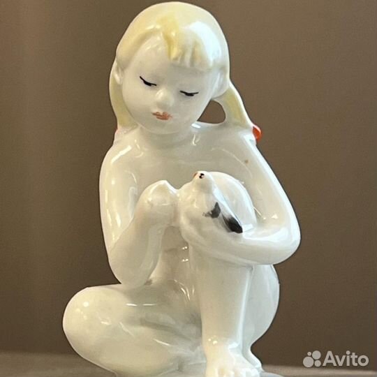 Фарфоровая статуэтка «Девочка лепит голубя»лфз