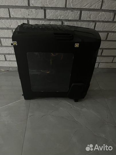 Игровой компьютер с монитором и клавиатурой