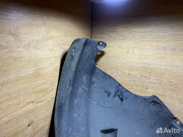 Подкрылок передний правый Mercedes W211 1704368