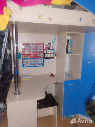 Кровать-чердак со столом и шкафом