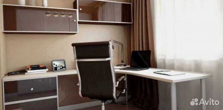 Рабочая зона в углу у окна