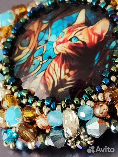 Брошь ручной работы из бисера