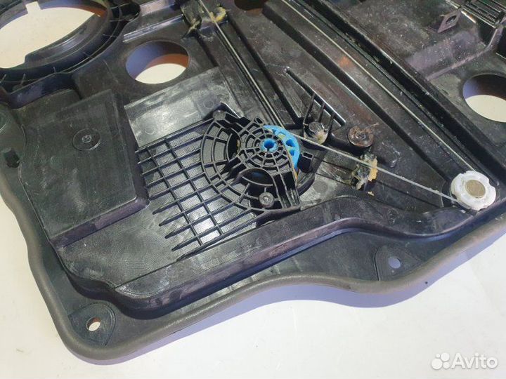 Стеклоподъемник задний правый Kia Stinger седан