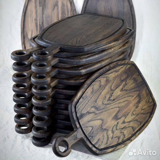 Доска из дерева с ручкой для подачи / разделочная