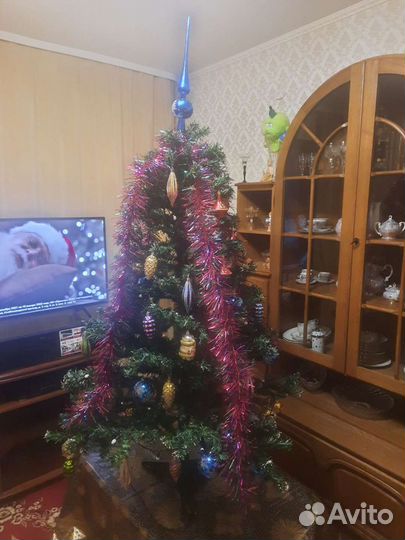 Елка искусственная с игрушками и гирляндой