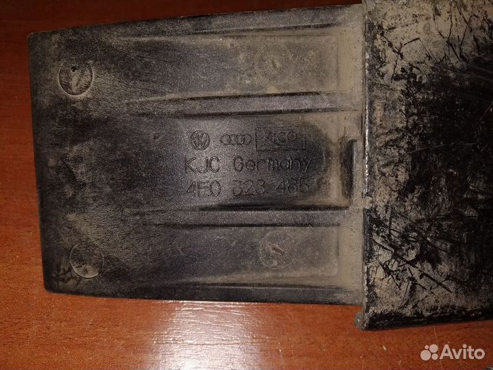 Крюк капота Ауди А8 Д3 4Е