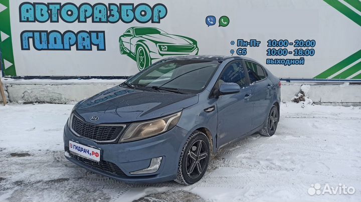 Накладка стекла переднего правого Kia Rio 3 82220