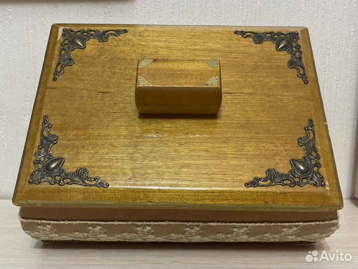 Шкатулка из дерева бронзовые накладки. Винтаж