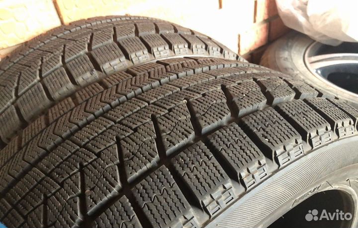 Bridgestone Blizzak VRX 255/40 R19 96S