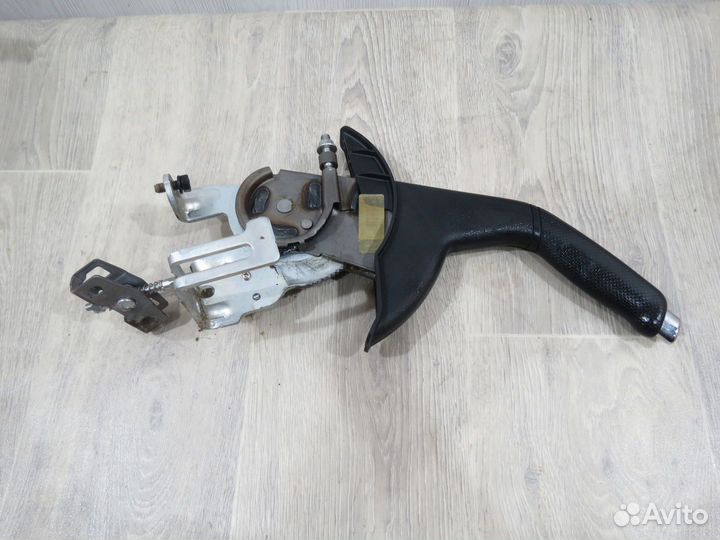 Рычаг стояночного тормоза ручник Hyundai Solaris